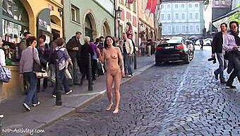 Esibizionisti In Libertà: Ragazze Nude Che Si Mostrano E Si Provocano Per Strada