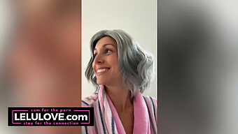 Strip-Tease Et Selfie Miroir De Lelu Love Avec De Gros Seins Et Une Perruque Aux Cheveux Gris