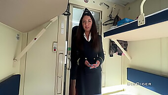 Pov Video, Kako Pohotna 18-Letnica Zapelje Vlakovnega Sprevodnika Za Nekaj Vroče Akcije