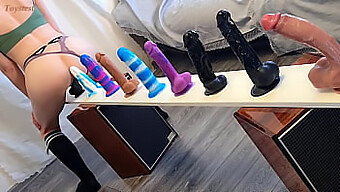 Bundão E Sexo Áspero Com Uma Variedade De Dildos