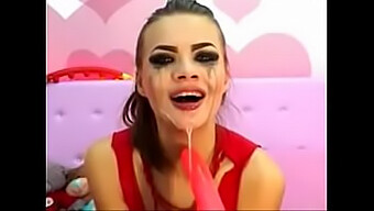 Nicolette Menikmati Face-Fucking Dan Deepthroat Yang Luar Biasa Dengan Dildo