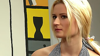 Une Blonde Timide Authentique Participe À Du Contenu Pour Adultes