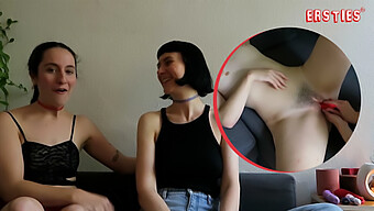 Les Créatrices De Mode Berlinoises Katie A Et Delfine Lèchent Et Se Doigtent Les Corps Tatoués.