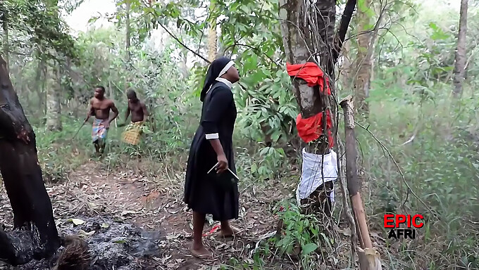 Afrikanska Hunks Och Utländsk Missionär I En Het Trekant