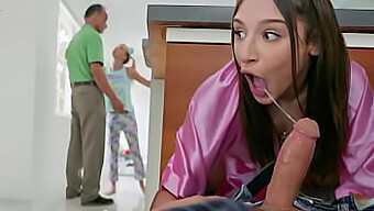 Abella Danger És Barátai Titkos Hármasban Vesznek Részt A Szülők Házában.