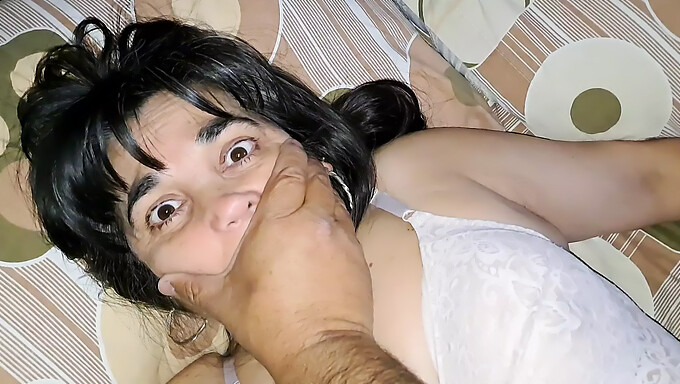 Büyük Doğal Göğüslere Sahip Amatör Milf Kontrolü Ele Alıyor