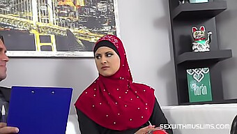 Kelentit Hijaber Milf Arab Mendapat Perhatian Yang Layak.