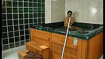 Madura Peluda Recebe Uma Gozada Facial Após O Sexo Anal Na Piscina