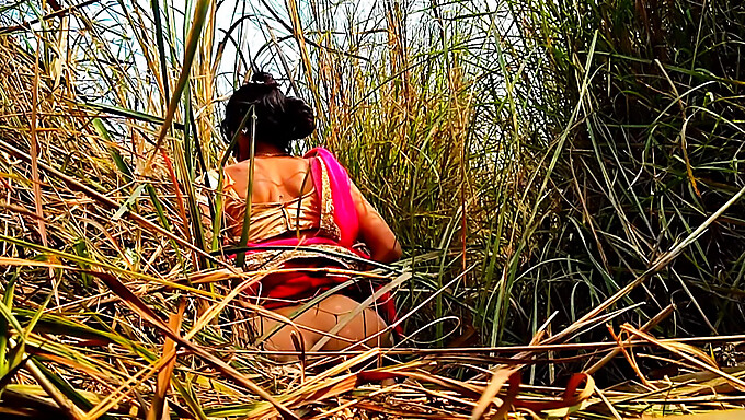 Une Adolescente Indienne Aux Gros Seins Devient Sauvage En Plein Air