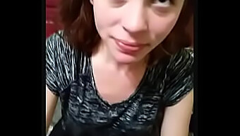 Pov De La Petite Amie D'Un Mec Recevant Une Éjaculation Devant La Caméra