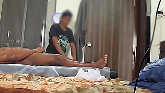 La Visita A Sorpresa Di Un Piccolo Uomo Nero Alla Spa Per Un Massaggio Porta A Una Mostra Inaspettata Del Suo Piccolo Pacchetto.