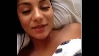 Latina Sedutora Com Peitos Grandes E Um Sorriso Sedutor