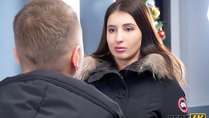 Le Travail D'Une Jeune Agence De Collection Mène À Une Rencontre Torride Avec Un Gestionnaire De Boîte De Nuit Séduisant