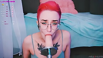 Junge Frau Mit Tattoos Genießt Oralsex Von Einer Realistischen Sexmaschine