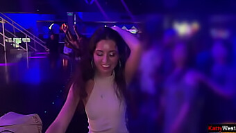 Una Ragazza Adorabile Viene Scopata In Ogni Buco In Un Bagno Di Una Discoteca