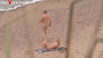 Uomo Maturo E Bella Tettona Fanno Sesso In Spiaggia