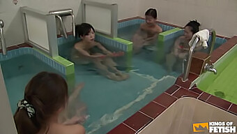 Orgie De Filles Japonaises Dans La Salle De Bain Avec Une Grosse Bite