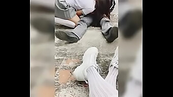 Tre Sesso Con Una Studentessa Universitaria, La Sua Amica E Un Ragazzo In Un Video Fatto In Casa