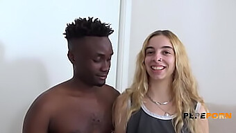 A Jovem Adolescente Europeia Irina Experimenta Pela Primeira Vez Um Grande Pau Negro