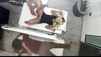 Massagem De Casal Se Transforma Em Um Ménage À Trois Com Um Médico E Uma Esposa Deslumbrante