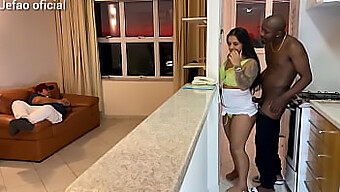 Tive Um Encontro Quente Com Uma Garota Excitada Enquanto Consertava Sua Tv, E Não Conseguimos Resistir Um Ao Outro