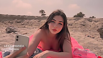 Jovencita Puta Recibe Un Facial En La Playa