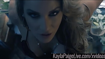 Strip-Tease Sensual De Kayla Paige E Auto-Prazer Com Brinquedos Sexuais