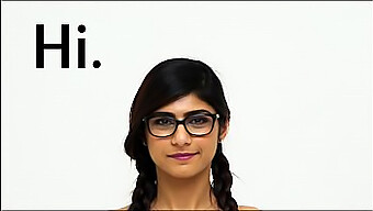 Mia Khalifa Hibátlan Testalkata Egy Leleplező Közeli Felvételen Látható